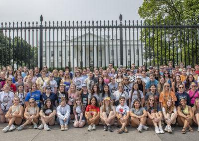一群学生在美国首都大楼前参加2023年青年之旅
